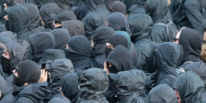 Demonstranten des sogenannten Schwarzen Blocks protestieren bei der Demonstration "G20 Welcome to hell" gegen den G20-Gipfel.